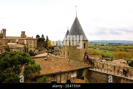 CARCASSONNE, FRANCE - 5 AVRIL 2017 : les touristes admirent la vue depuis les murs du château. Le château de Carcassonne et la ville médiévale sont classés au patrimoine mondial de l'UNESCO si Banque D'Images
