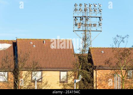 Logement près du terrain de football Roots Hall du club de football Southend United, Essex, Royaume-Uni. Le stade est prévu pour être réaménagé pour le logement. Projecteurs Banque D'Images