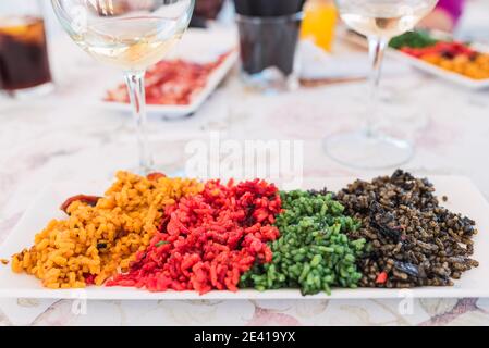 Assiette dégustation avec différents types de paellas de riz valencien typique, cuisine espagnole. Banque D'Images