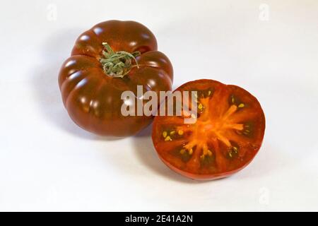 Tomates Heirloom fraîches, douces et rouges directement du potager. Banque D'Images