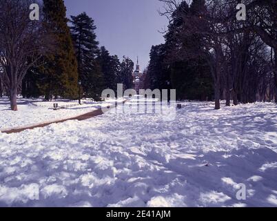 EXTÉRIEUR - JARDINES NEVADOS Y AL FONDO LA COLEGIATA. EMPLACEMENT : PALACIO REAL-COLEGIATA. LA GRANJA DE SAN ILDEFONSO. SÉGOVIE. ESPAGNE. Banque D'Images