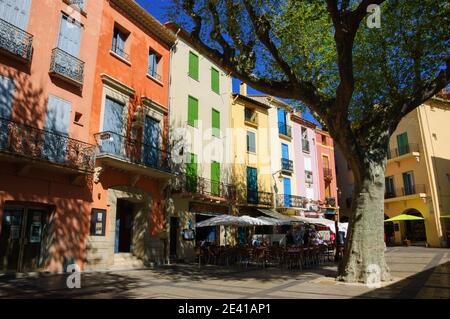 COLLIOURE, FRANCE - 7 AVRIL 2017 : ville balnéaire pittoresque de Collioure dans le département des Pyrénées-Orientales dans une destination touristique populaire. Banque D'Images