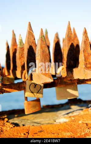 Écluses d'amour aux coeurs attachées à la clôture de feu antique à Collioure (France). Vieux concept d'amour. Promesse éternelle d'amour. Banque D'Images