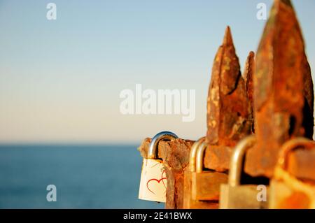 Écluses d'amour aux coeurs attachées à la clôture de feu antique à Collioure (France). Vieux concept d'amour. Promesse éternelle d'amour. Banque D'Images