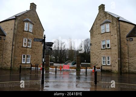 Sentier fermé en raison du panneau d'inondation près de la rivière Wye À Bakewell, dans le parc national de Peak District Banque D'Images