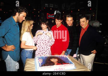 Craig Bierko, Matthew Perry, Valerie Bertinelli, Rebecca Bush, Daniel Baldwin et Barney Martin, Cast of « Sydney » en 1990 célèbrent le 30e anniversaire de Bertinelli. Crédit: Ralph Dominguez/MediaPunch Banque D'Images