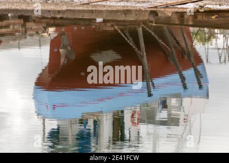 Bonnerup, Danemark - 15 juillet 2020 : les coupeurs de pêche bleus sont dans le quai et sont en cours de réparation, tous deux reflétés dans l'eau, des nuages spectaculaires dans le ciel Banque D'Images
