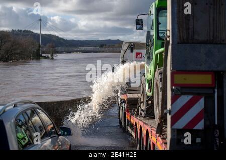 Swansea, Royaume-Uni. 21 janvier 2021. L'eau d'inondation est pompée dans la région de Quay de Carmathen aujourd'hui qui a été inondée en raison de la rivière Towy éclatement de ses berges après toutes les précipitations de Storm Christoph. Credit: Phil Rees/Alamy Live News Banque D'Images