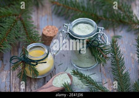 Épicéa de Norvège (Picea abies), produits faits par des aiguilles d'épicéa, sel d'épinette et crème, à base d'huile d'olive et de cire d'abeille, Allemagne Banque D'Images