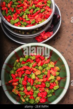 Rouge vert et jaune poivre chaud vendu sur un marché à freetown en sierra leone Banque D'Images