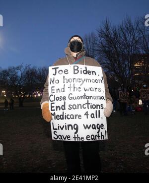 20 janvier 2021, Boston, Massachusetts, États-Unis : des groupes anti-Trump appellent à un programme progressif pour une administration Biden-Harris nouvellement élue lors du rassemblement « No Honeymoon for Biden » appelant à un programme progressif pour une administration Biden-Harris nouvellement élue sur Boston Common. Credit: Keiko Hiromi/AFLO/Alay Live News Banque D'Images