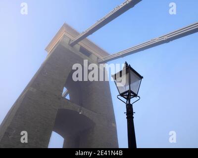 Tour de soutien est du pont suspendu Clifton à Bristol Royaume-Uni pour éliminer la brume matinale Banque D'Images