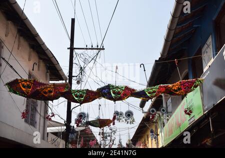 parasols affichés au-dessus de la rue, cochin, kerala, inde Banque D'Images