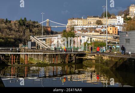 L'entrée et la sortie de l'écluse Brunel vers le port flottant de Bristol Avec le pont suspendu Clifton et Clifton au loin - Bristol Royaume-Uni Banque D'Images