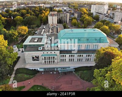ESSEN, ALLEMAGNE - 20 SEPTEMBRE 2020: Vue sur la ville avec salle de concert Philharmonique (Saalbau) Essen, Allemagne. Essen est la 9e plus grande ville d'Allemagne. Banque D'Images