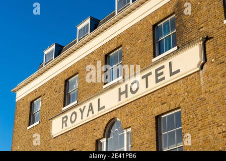 Hôtel Royal à Southend on Sea, Essex, Royaume-Uni. Hébergement à l'hôtel et pub restaurant à l'angle de High Street, Essex, Royaume-Uni. Ciel bleu Banque D'Images