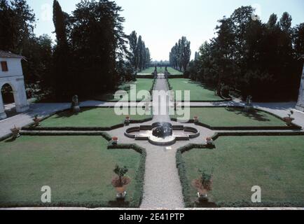 Gartenanlage mit Brunnen Banque D'Images