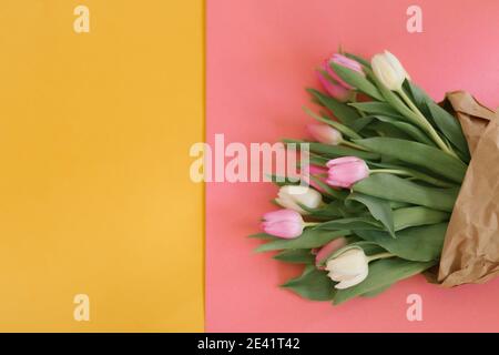 Tulipes roses et jaunes pour une fête des femmes, une fête des mères, le 8 mars ou une fête de la Saint-Valentin. Gros plan. Le concept de vacances et de bons voeux du matin. Banque D'Images