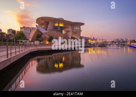 Vue magnifique sur le Musée national du Qatar au coucher du soleil Banque D'Images