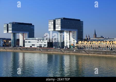 COLOGNE, ALLEMAGNE - 21 SEPTEMBRE 2020 : ligne d'horizon du quartier Rheinauhafen dans la ville de Cologne, Allemagne. L'ancien port a été réaménagé dans la zone urbaine de Regenera Banque D'Images