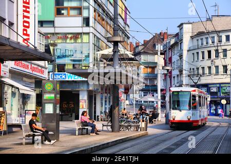 WITTEN, ALLEMAGNE - 16 SEPTEMBRE 2020 : les gens attendent un tramway dans le centre-ville de Witten, Allemagne. Witten est une grande ville de la Rhénanie-du-Nord-Westphalie. Banque D'Images