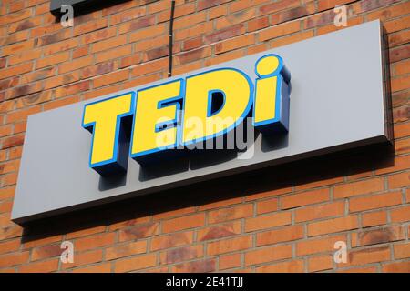 WITTEN, ALLEMAGNE - 16 SEPTEMBRE 2020 : magasin Tedi dans le centre-ville de Witten, Allemagne. Tedi est une chaîne de magasins d'articles ménagers avec plus de 2,000 magasins. Banque D'Images