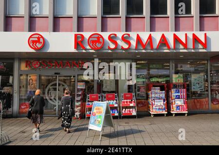 WITTEN, ALLEMAGNE - 16 SEPTEMBRE 2020 : les gens visitent le magasin de beauté Rossmann dans le centre-ville de Witten, Allemagne. Rossmann Shop chain est spécialisé dans les cosmétiques, per Banque D'Images