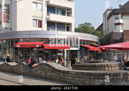 WITTEN, ALLEMAGNE - 16 SEPTEMBRE 2020: Les gens visitent Cafe Extrablatt dans le centre-ville de Witten, Allemagne. Cafe Extrablatt est un café allemand populaire franchi Banque D'Images