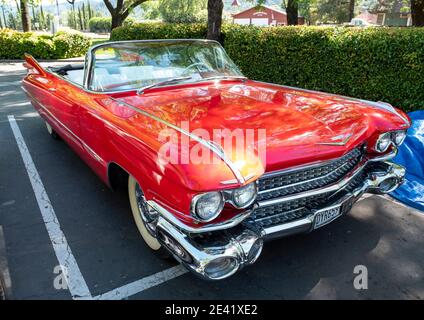 Cabriolet rouge vintage Cadillac, vers les années 1950 dans un parking dans le comté de Napa, Californie, États-Unis. Banque D'Images