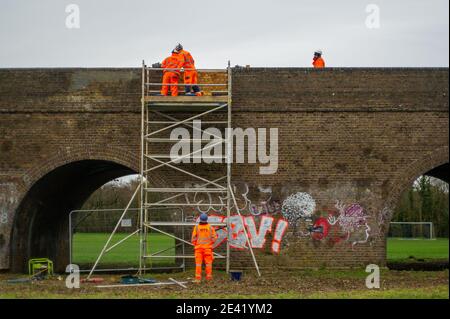 Eton, Windsor, Berkshire, Royaume-Uni. 21 janvier 2021. Les projets spéciaux de la SPSF effectuent des travaux de réparation pour le compte de Network Rail sur le viaduc de chemin de fer de Slough à Windsor qui relie la gare centrale de Windsor à la gare de Slough. Il y a des appels à des travaux de construction au Royaume-Uni pour suivre la République d'Irlande où les travaux de construction ont été temporairement interrompus pendant le confinement du coronavirus Covid-19 en raison de préoccupations quant à la possibilité d'une transmission ultérieure du Covid-19 parmi les ouvriers du bâtiment et les communautés locales. Crédit : Maureen McLean/Alay Live News Banque D'Images