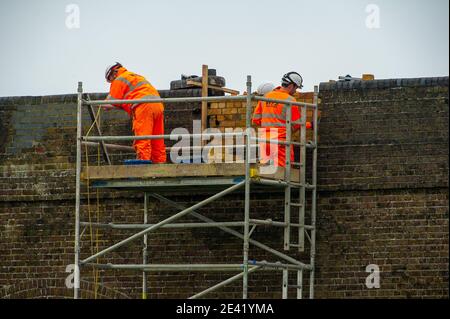 Eton, Windsor, Berkshire, Royaume-Uni. 21 janvier 2021. Les projets spéciaux de la SPSF effectuent des travaux de réparation pour le compte de Network Rail sur le viaduc de chemin de fer de Slough à Windsor qui relie la gare centrale de Windsor à la gare de Slough. Il y a des appels à des travaux de construction au Royaume-Uni pour suivre la République d'Irlande où les travaux de construction ont été temporairement interrompus pendant le confinement du coronavirus Covid-19 en raison de préoccupations quant à la possibilité d'une transmission ultérieure du Covid-19 parmi les ouvriers du bâtiment et les communautés locales. Crédit : Maureen McLean/Alay Live News Banque D'Images