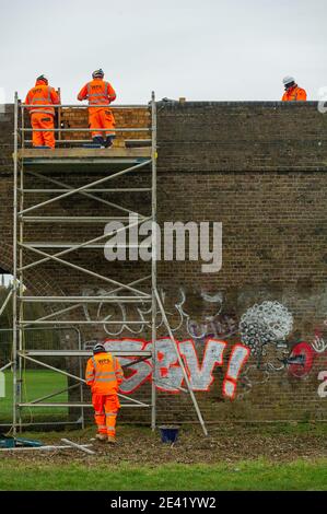 Eton, Windsor, Berkshire, Royaume-Uni. 21 janvier 2021. Les projets spéciaux de la SPSF effectuent des travaux de réparation pour le compte de Network Rail sur le viaduc de chemin de fer de Slough à Windsor qui relie la gare centrale de Windsor à la gare de Slough. Il y a des appels à des travaux de construction au Royaume-Uni pour suivre la République d'Irlande où les travaux de construction ont été temporairement interrompus pendant le confinement du coronavirus Covid-19 en raison de préoccupations quant à la possibilité d'une transmission ultérieure du Covid-19 parmi les ouvriers du bâtiment et les communautés locales. Crédit : Maureen McLean/Alay Live News Banque D'Images