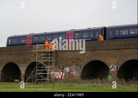 Eton, Windsor, Berkshire, Royaume-Uni. 21 janvier 2021. Les projets spéciaux de la SPSF effectuent des travaux de réparation pour le compte de Network Rail sur le viaduc de chemin de fer de Slough à Windsor qui relie la gare centrale de Windsor à la gare de Slough. Il y a des appels à des travaux de construction au Royaume-Uni pour suivre la République d'Irlande où les travaux de construction ont été temporairement interrompus pendant le confinement du coronavirus Covid-19 en raison de préoccupations quant à la possibilité d'une transmission ultérieure du Covid-19 parmi les ouvriers du bâtiment et les communautés locales. Crédit : Maureen McLean/Alay Live News Banque D'Images