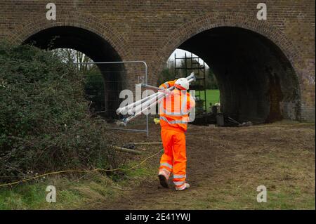 Eton, Windsor, Berkshire, Royaume-Uni. 21 janvier 2021. Les projets spéciaux de la SPSF effectuent des travaux de réparation pour le compte de Network Rail sur le viaduc de chemin de fer de Slough à Windsor qui relie la gare centrale de Windsor à la gare de Slough. Il y a des appels à des travaux de construction au Royaume-Uni pour suivre la République d'Irlande où les travaux de construction ont été temporairement interrompus pendant le confinement du coronavirus Covid-19 en raison de préoccupations quant à la possibilité d'une transmission ultérieure du Covid-19 parmi les ouvriers du bâtiment et les communautés locales. Crédit : Maureen McLean/Alay Live News Banque D'Images