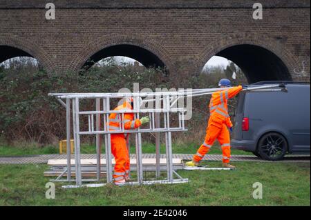 Eton, Windsor, Berkshire, Royaume-Uni. 21 janvier 2021. Les projets spéciaux de la SPSF effectuent des travaux de réparation pour le compte de Network Rail sur le viaduc de chemin de fer de Slough à Windsor qui relie la gare centrale de Windsor à la gare de Slough. Il y a des appels à des travaux de construction au Royaume-Uni pour suivre la République d'Irlande où les travaux de construction ont été temporairement interrompus pendant le confinement du coronavirus Covid-19 en raison de préoccupations quant à la possibilité d'une transmission ultérieure du Covid-19 parmi les ouvriers du bâtiment et les communautés locales. Crédit : Maureen McLean/Alay Live News Banque D'Images