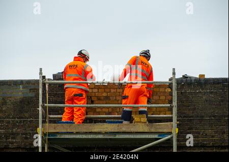 Eton, Windsor, Berkshire, Royaume-Uni. 21 janvier 2021. Les projets spéciaux de la SPSF effectuent des travaux de réparation pour le compte de Network Rail sur le viaduc de chemin de fer de Slough à Windsor qui relie la gare centrale de Windsor à la gare de Slough. Il y a des appels à des travaux de construction au Royaume-Uni pour suivre la République d'Irlande où les travaux de construction ont été temporairement interrompus pendant le confinement du coronavirus Covid-19 en raison de préoccupations quant à la possibilité d'une transmission ultérieure du Covid-19 parmi les ouvriers du bâtiment et les communautés locales. Crédit : Maureen McLean/Alay Live News Banque D'Images