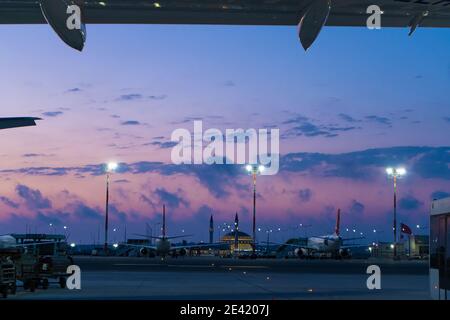 Vue en début de matinée sur le parking de l'avion au terminal de l'aéroport international d'Istanbul. Banque D'Images