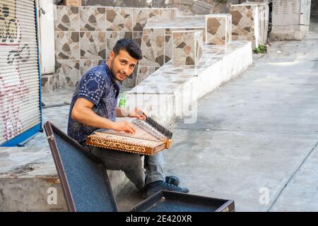 Un jeune artiste joue de la musique sur qanun dans les rues d'Istanbul pour obtenir de l'argent. Banque D'Images