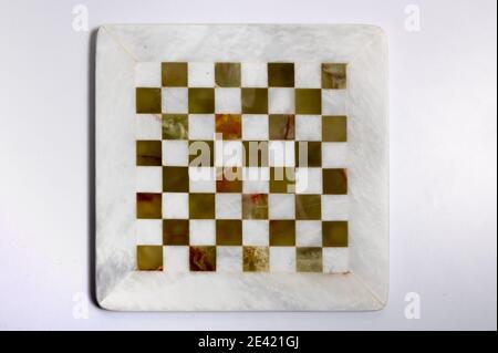 Plateau d'échecs en marbre blanc. Motif d'échecs en marbre sur l'arrière-plan. Banque D'Images