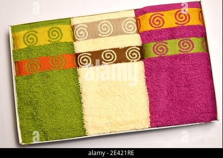 Ensemble de trois serviettes. Trois serviettes de différentes couleurs sont sur un fond blanc. Banque D'Images
