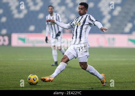 Danilo, le défenseur brésilien de Juventus, contrôle le ballon lors de la supercup italienne nommée PS5 Supercup football Match SSC Napoli vs Juventus FC. Juventus a gagné 2-0 Banque D'Images