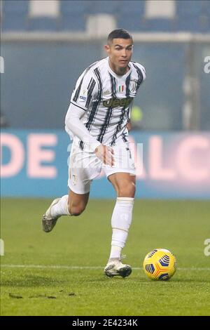 Cristiano Ronaldo, l'attaquant portugais de Juventus, contrôle le ballon lors de la supercup italienne nommée PS5 Supercup football Match SSC Napoli vs Juventus FC. Juventus a gagné 2-0 Banque D'Images