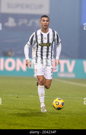 Cristiano Ronaldo, l'attaquant portugais de Juventus, contrôle le ballon lors de la supercup italienne nommée PS5 Supercup football Match SSC Napoli vs Juventus FC. Juventus a gagné 2-0 Banque D'Images