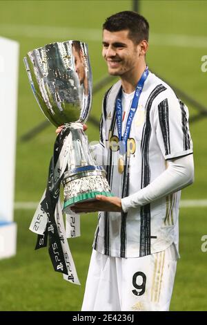 Alvaro Morata, le buteur espagnol de Juventus, exulte avec la coupe à la main lors de la supercup italienne nommée PS5 Supercup football Match SSC Napoli vs Juventus FC. Juventus a gagné 2-0 Banque D'Images