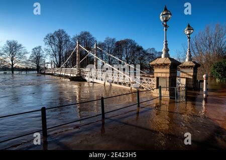 Le pont à pied de Victoria à Hereford, où la rivière Wye a fait éclater ses berges alors que Storm Christoph se déplace à travers le Royaume-Uni. Banque D'Images