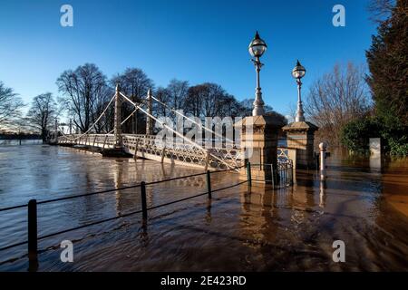 Le pont à pied de Victoria à Hereford, où la rivière Wye a fait éclater ses berges alors que Storm Christoph se déplace à travers le Royaume-Uni. Banque D'Images