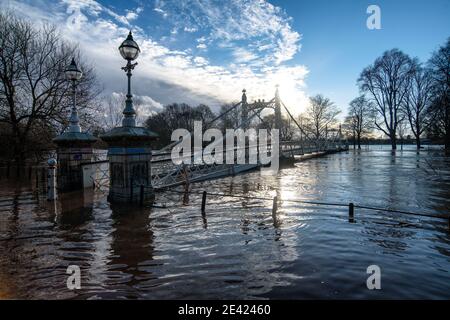 Le pont à pied de Victoria à Hereford, où la rivière Wye a fait éclater ses berges alors que Storm Christoph se déplace à travers le Royaume-Uni. Banque D'Images