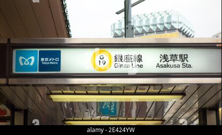 Tokyo, Japon - 6 avril 2015. Station de métro Asakusa de Tokyo. Le métro de Tokyo est le principal système de transport rapide à Tokyo, au Japon Banque D'Images