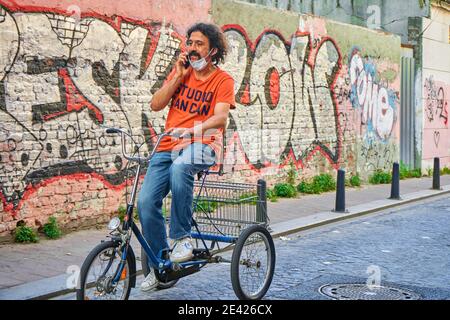 Homme sur tricycle dans le quartier juif d'Istanbul. Banque D'Images