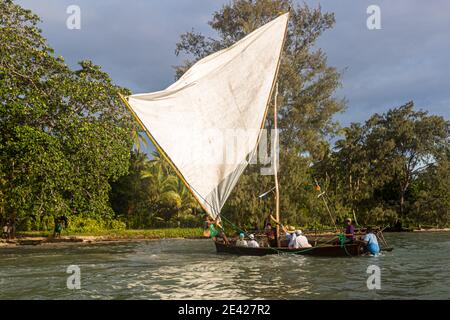 Navigation polynésienne à bord d'un Proa (voilier multi-coque en saillie) aux îles Deboyne, Papouasie-Nouvelle-Guinée Banque D'Images